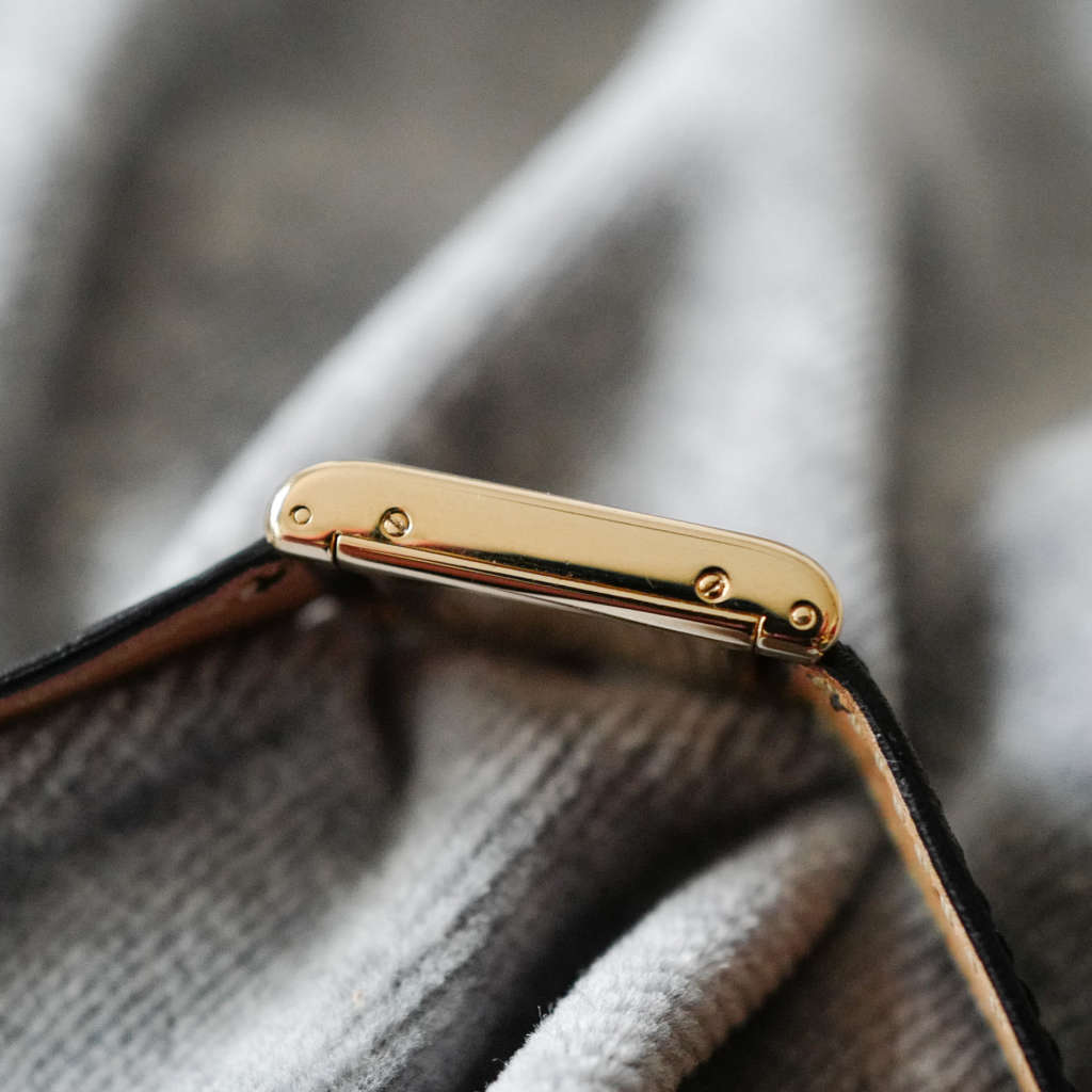 Montre femme vintage Cartier en or massif Montre femme vintage Cartier en or massif