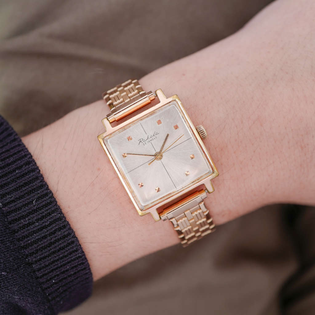 Jolie montre femme plaqué or carré Jolie montre femme plaqué or carré