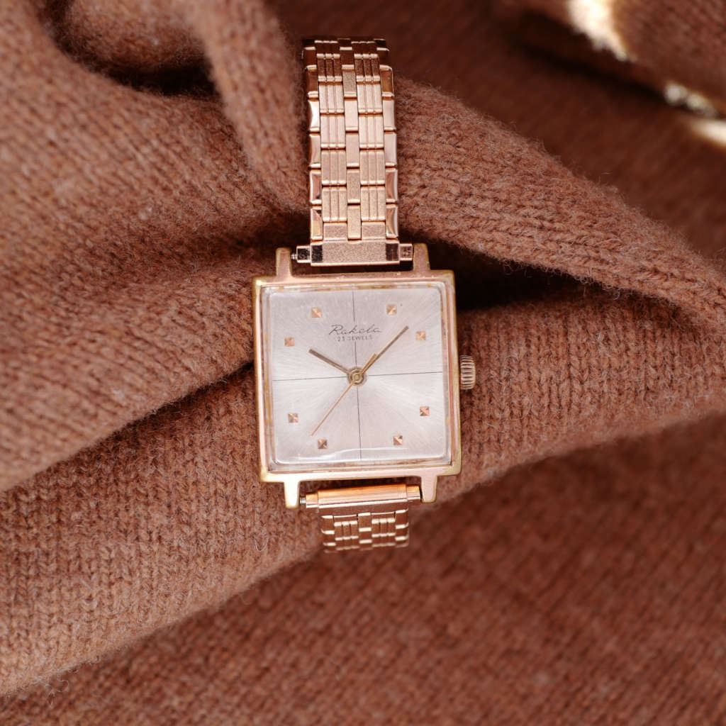 Jolie montre femme plaquée or soviétique vintage Jolie montre femme plaquée or soviétique vintage