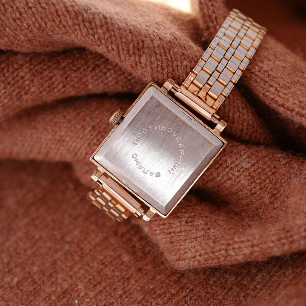 Vintage montre soviétique russe ancienne femme histoire Raketa Vintage montre soviétique russe ancienne femme histoire Raketa