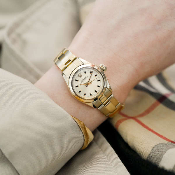Montre en or massif jaune bracelet Oyster rivet indexe onyx Rolex Oyster Perpetual 6718
