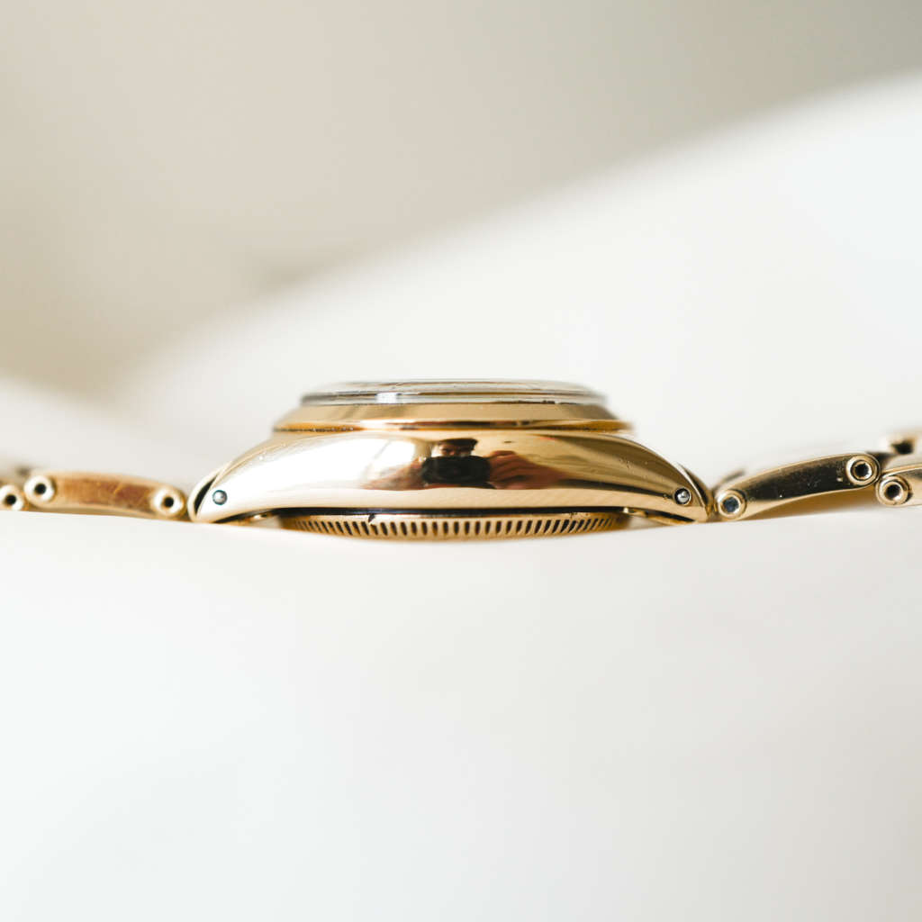 Montre femme Rolex petite or jaune bracelet rivet Montre femme Rolex petite or jaune bracelet rivet