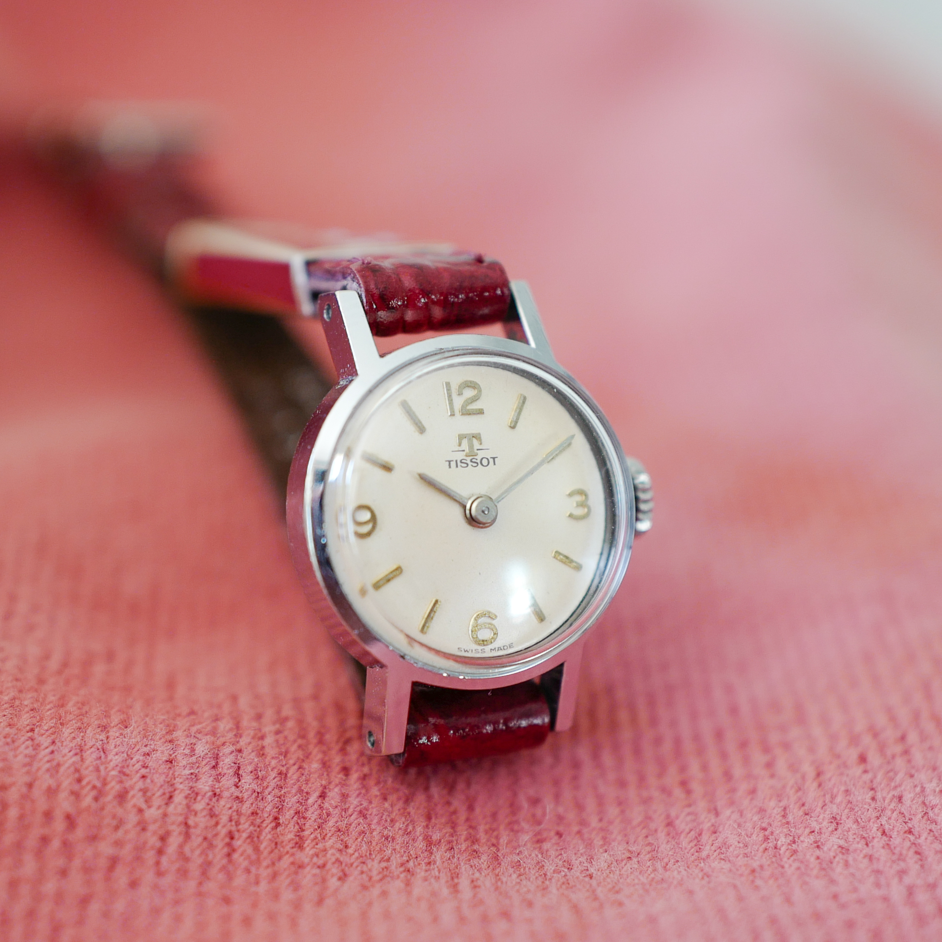 Montre Femme Vintage Timex - Cadran Blanc, Bracelet Argenté Acier - Occasion En Très Bon état De Marche