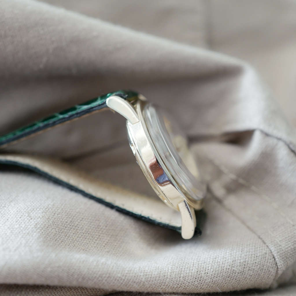 Montre Omega vintage chic dorée sur cuir vert croco Montre Omega vintage chic dorée sur cuir vert croco