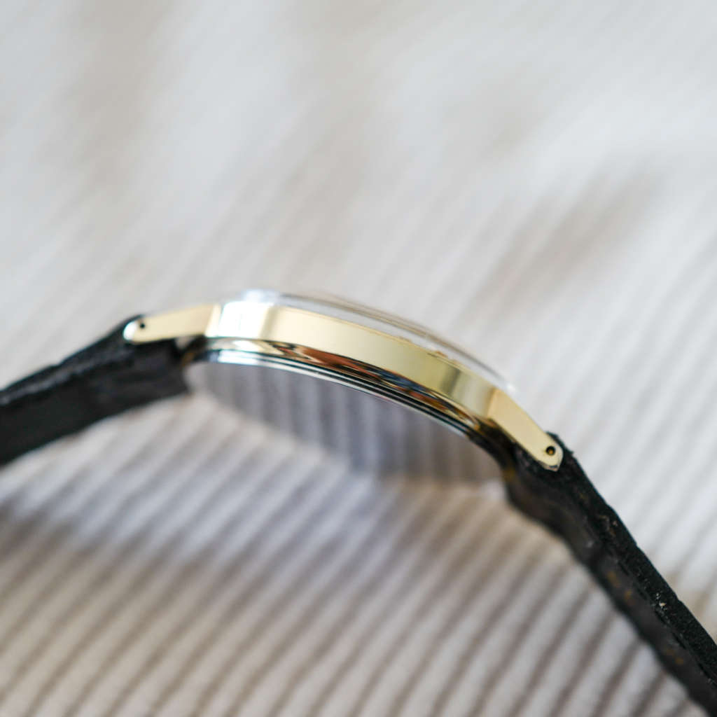 Jolie montre Pontiac vintage dorée Jolie montre Pontiac vintage dorée