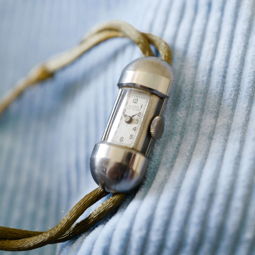 Jolie montre art déco cordon bijou vintage