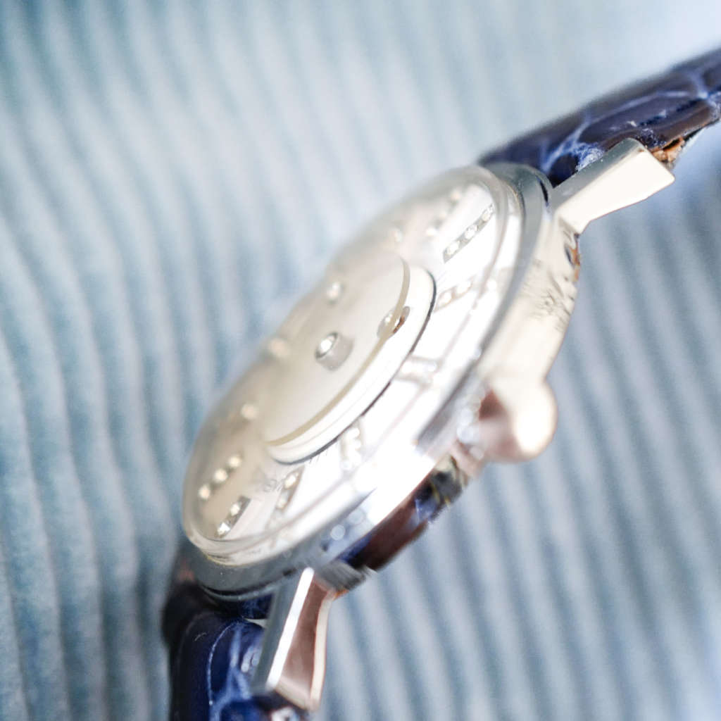 Montre disque diamants esthétique ancienne