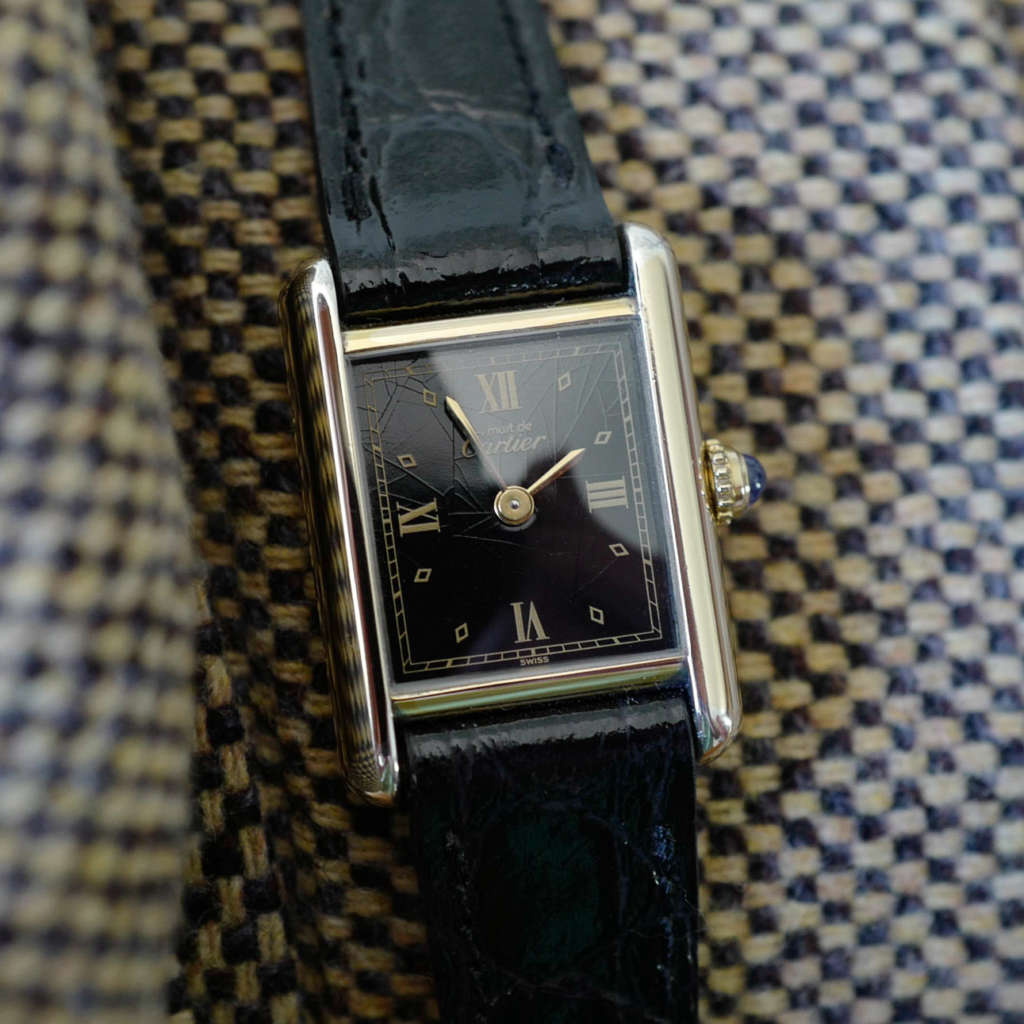 jolie montre cartier cadran vintage craquelé femme petit modele must