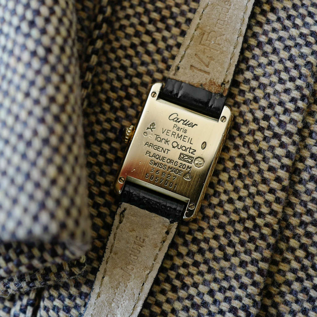 jolie montre cartier vintage tank noir plaque or vermeil