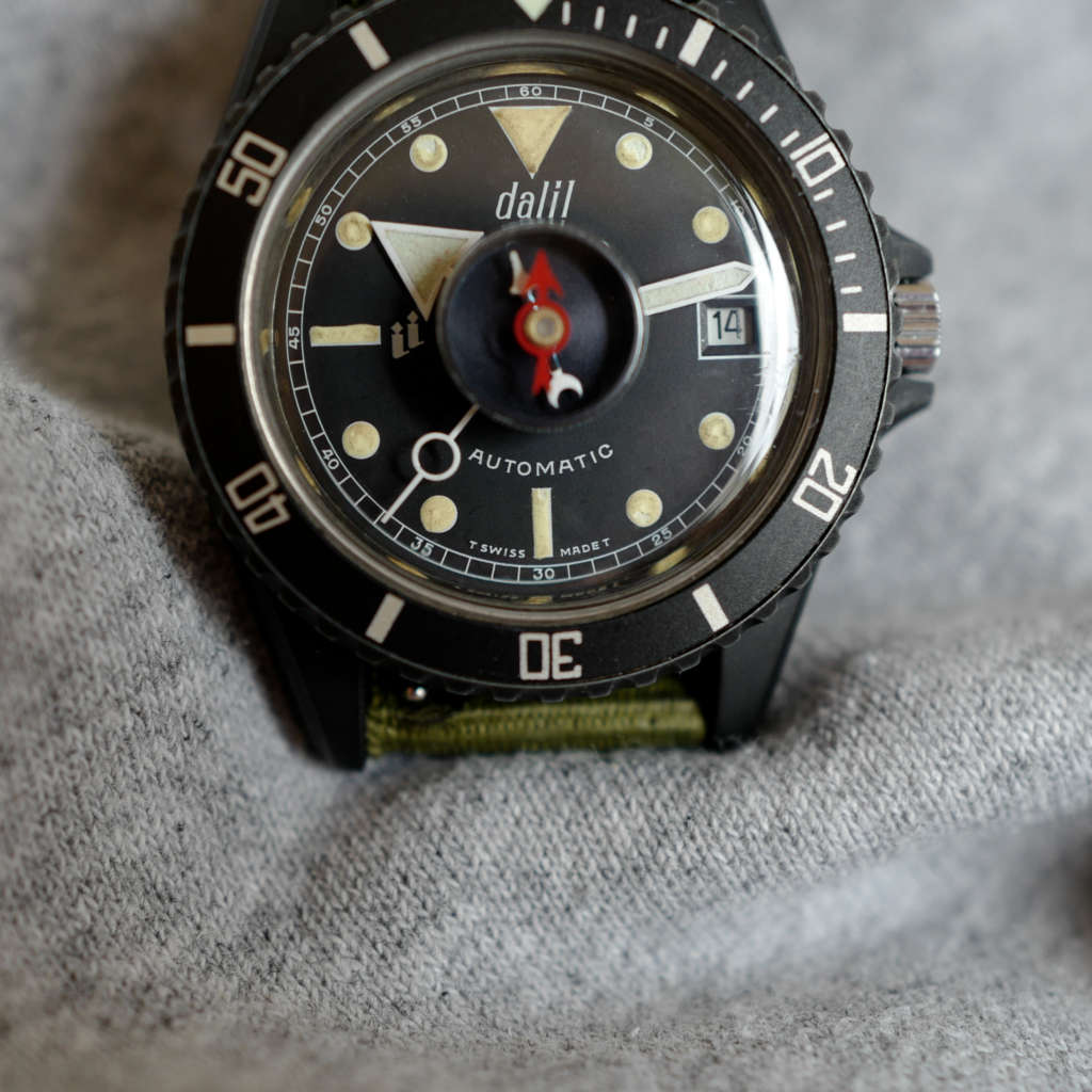 cafe noir les montres montre indexes tritium boussole dalil miliotaire arabe