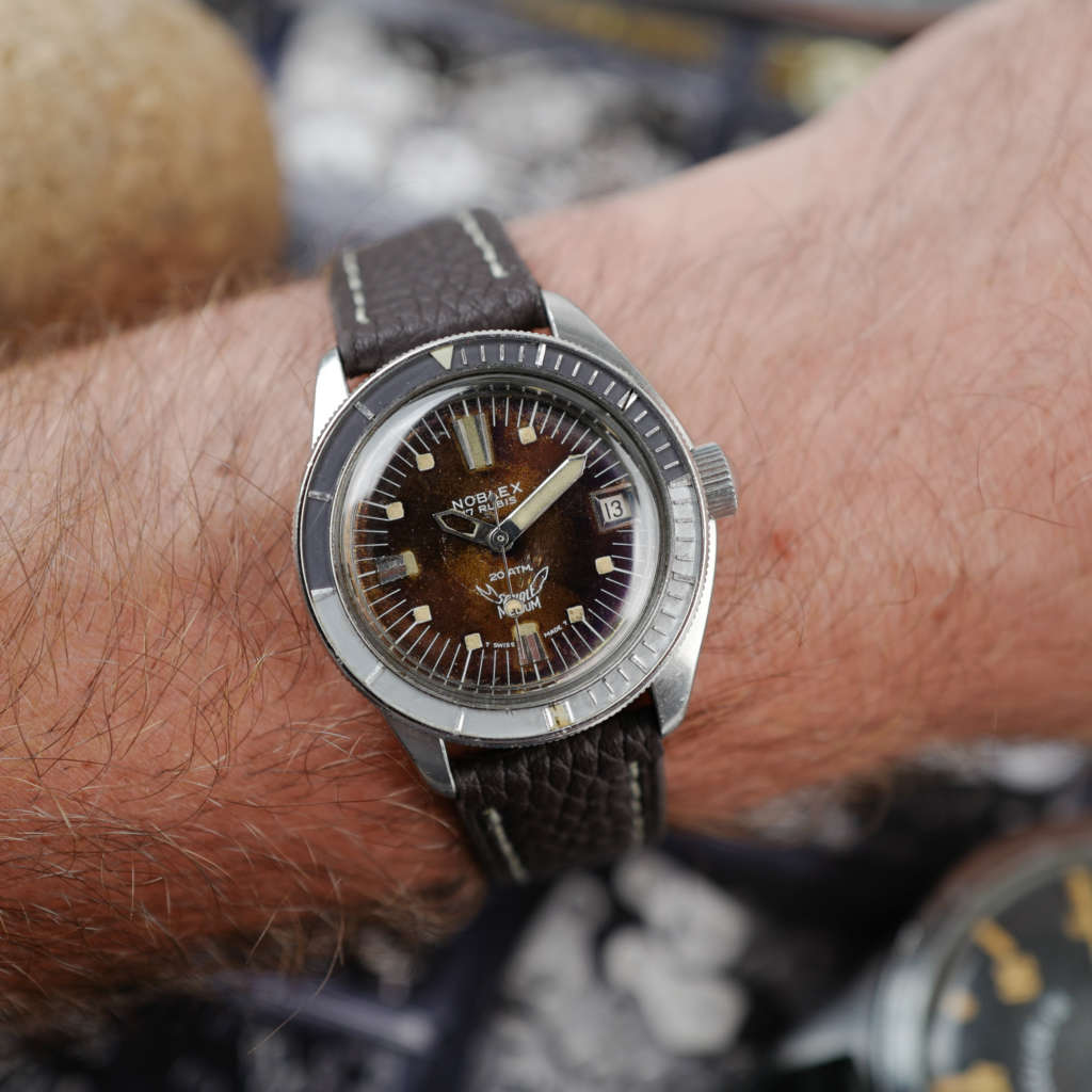 cafe noir les montres horloger marseille vintage squale medium plongee 1970 patine tropicale vintage bakelite