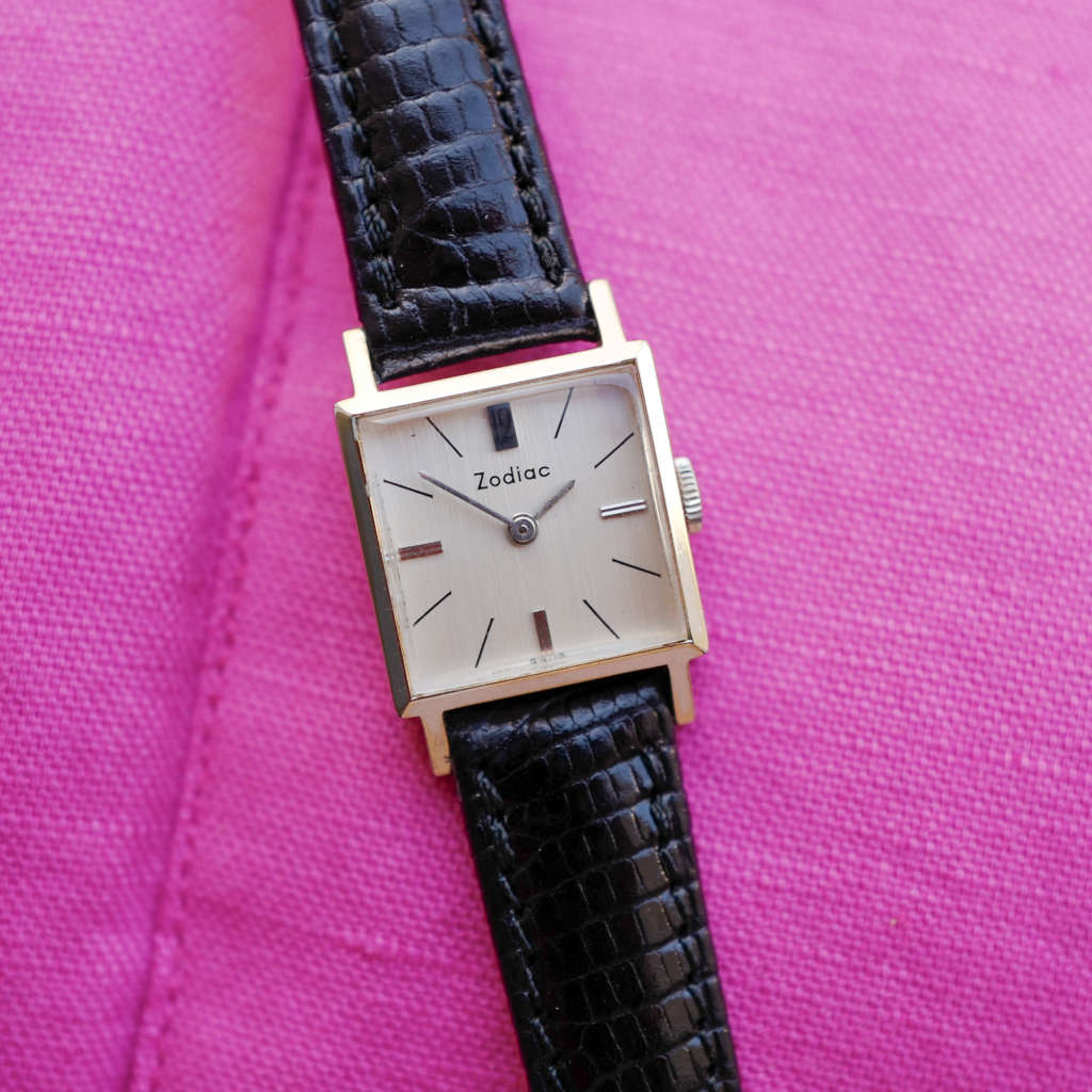 cafe noir les montres vintage horloger marseille zodiac montre femme vintage chic mini carrée bracelet noir