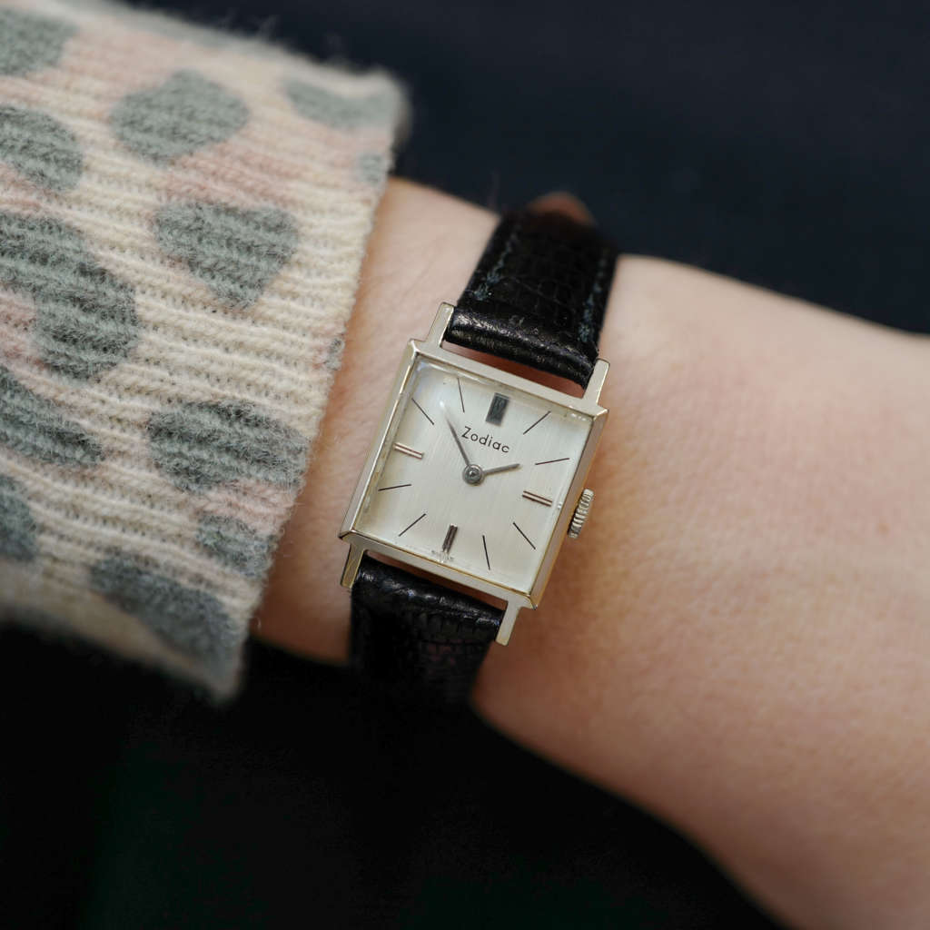 cafe noir les montres vintage horloger marseille zodiac montre femme vintage chic mini carrée bracelet noir