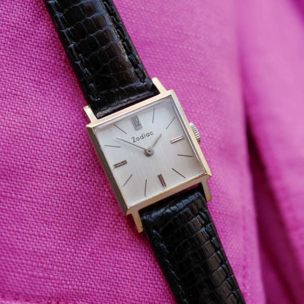 cafe noir les montres vintage horloger marseille zodiac montre femme vintage chic mini carrée bracelet noir