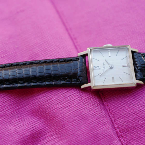 cafe noir les montres vintage horloger marseille zodiac montre femme vintage chic mini carrée bracelet noir
