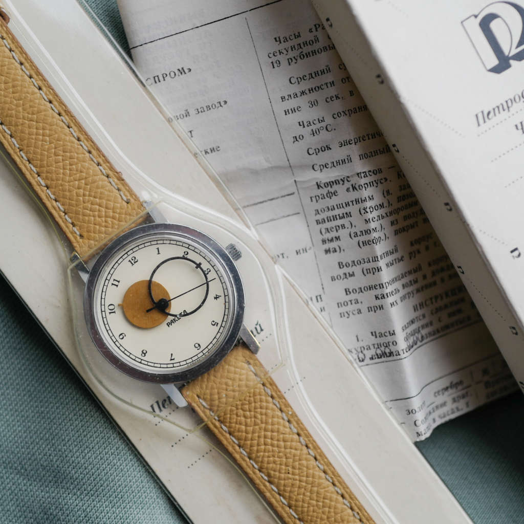 cafe noir montres vintage horloger marseille raketa montre russe copernik copernic neuve de stock bracelet beige histoire russe_1
