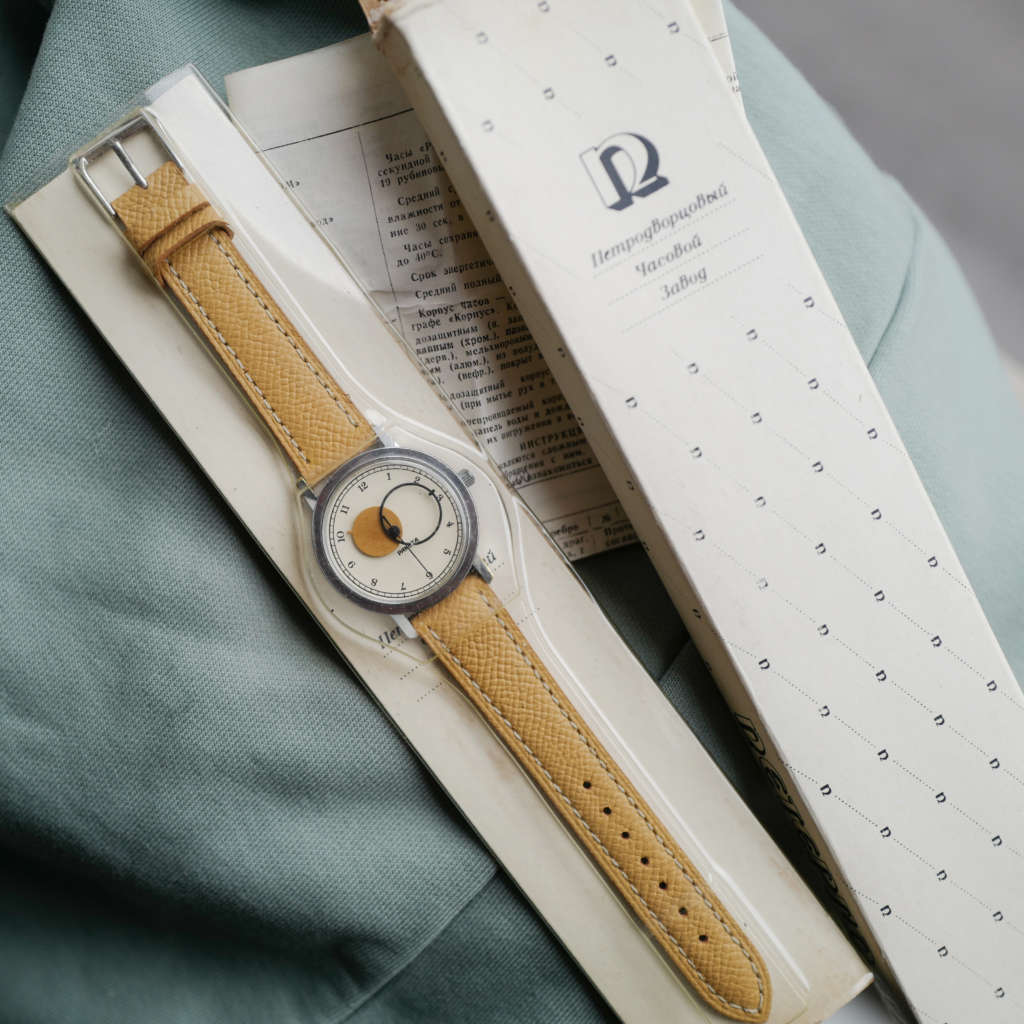 cafe noir montres vintage horloger marseille raketa montre russe copernik copernic neuve de stock bracelet beige histoire russe_1