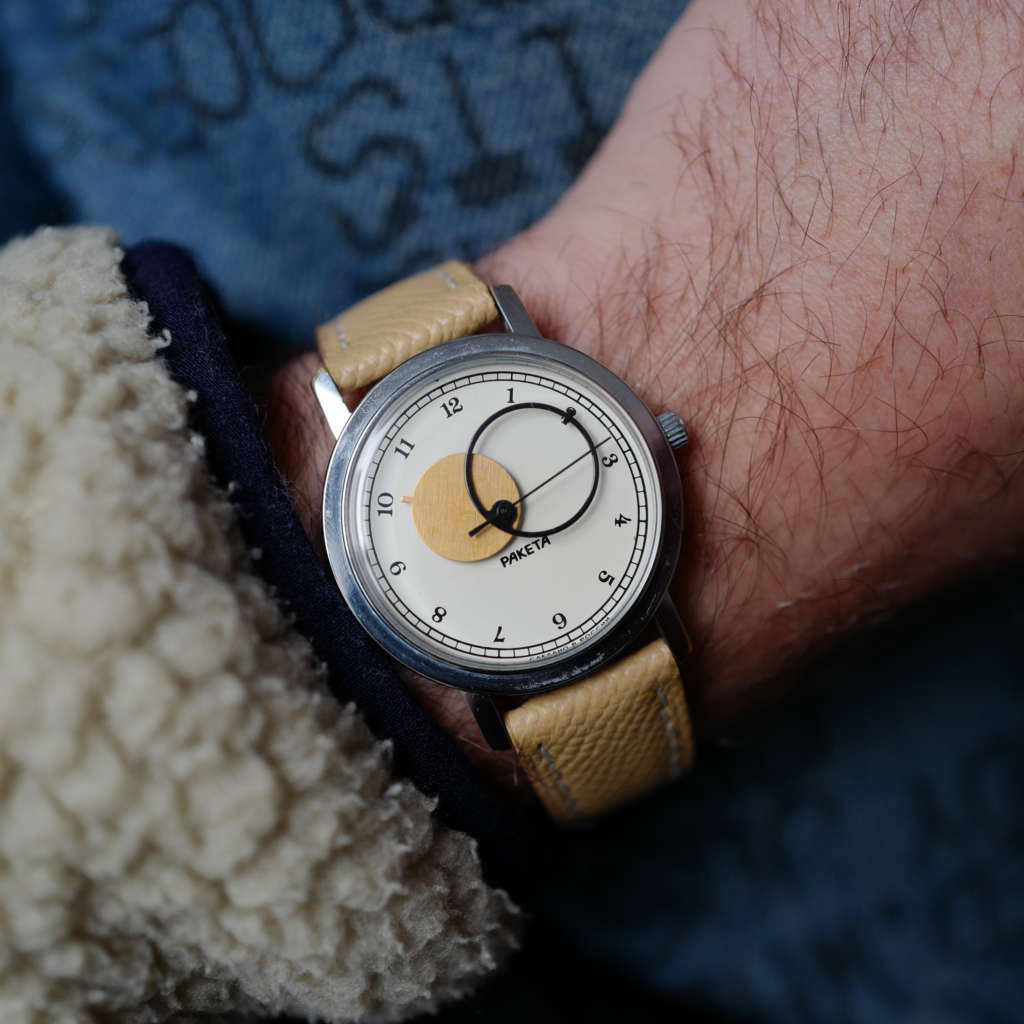cafe noir montres vintage horloger marseille raketa montre russe copernik copernic neuve de stock bracelet beige histoire russe_1
