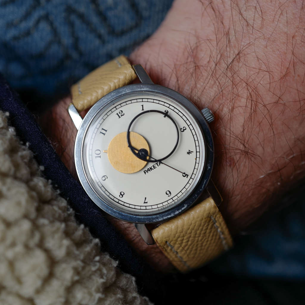 cafe noir montres vintage horloger marseille raketa montre russe copernik copernic neuve de stock bracelet beige histoire russe_1