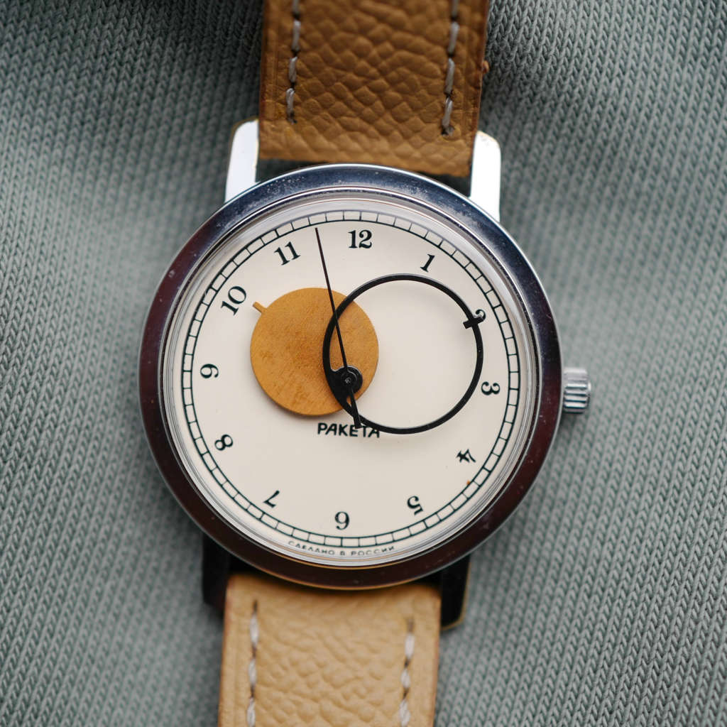 cafe noir montres vintage horloger marseille raketa montre russe copernik copernic neuve de stock bracelet beige histoire russe_1