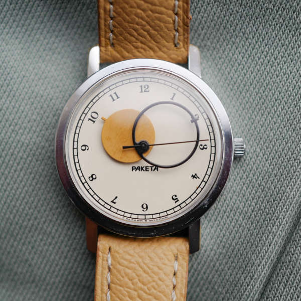 cafe noir montres vintage horloger marseille raketa montre russe copernik copernic neuve de stock bracelet beige histoire russe_1