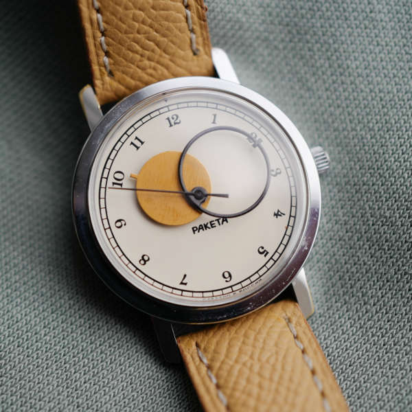 cafe noir montres vintage horloger marseille raketa montre russe copernik copernic neuve de stock bracelet beige histoire russe_1