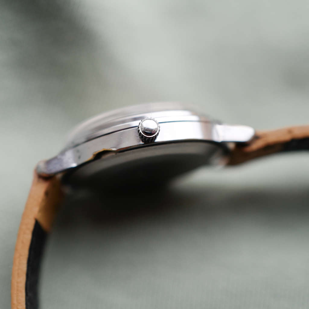 cafe noir montres vintage horloger marseille raketa montre russe copernik copernic neuve de stock bracelet beige histoire russe_1