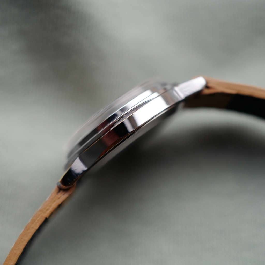 cafe noir montres vintage horloger marseille raketa montre russe copernik copernic neuve de stock bracelet beige histoire russe_1