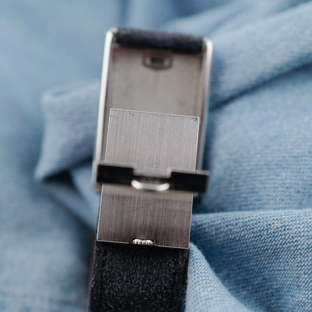 cafe noir montres cartier tank basculante mécanique grand modèle déployante ref 2390