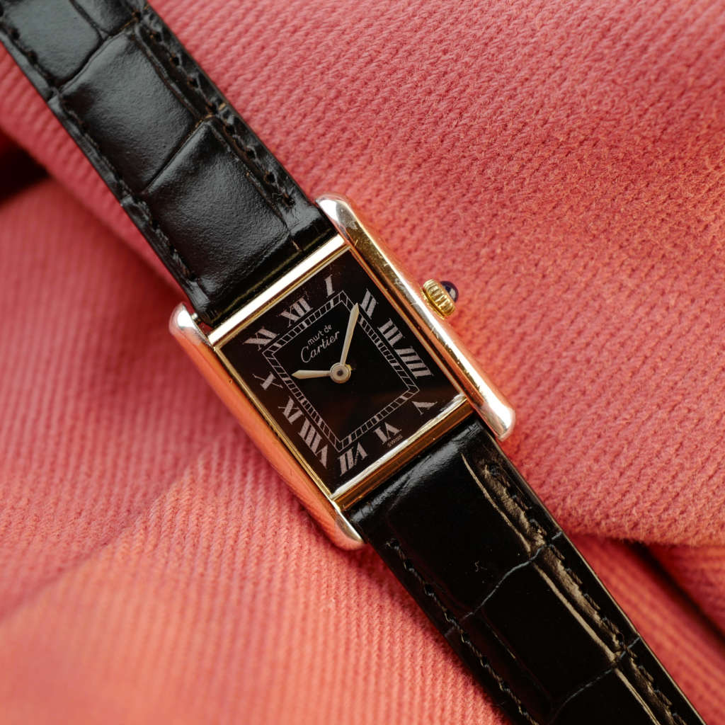 cafe noir les montres cartier tank must vintage pour femme doree cadran noir mecanique manuelle_2