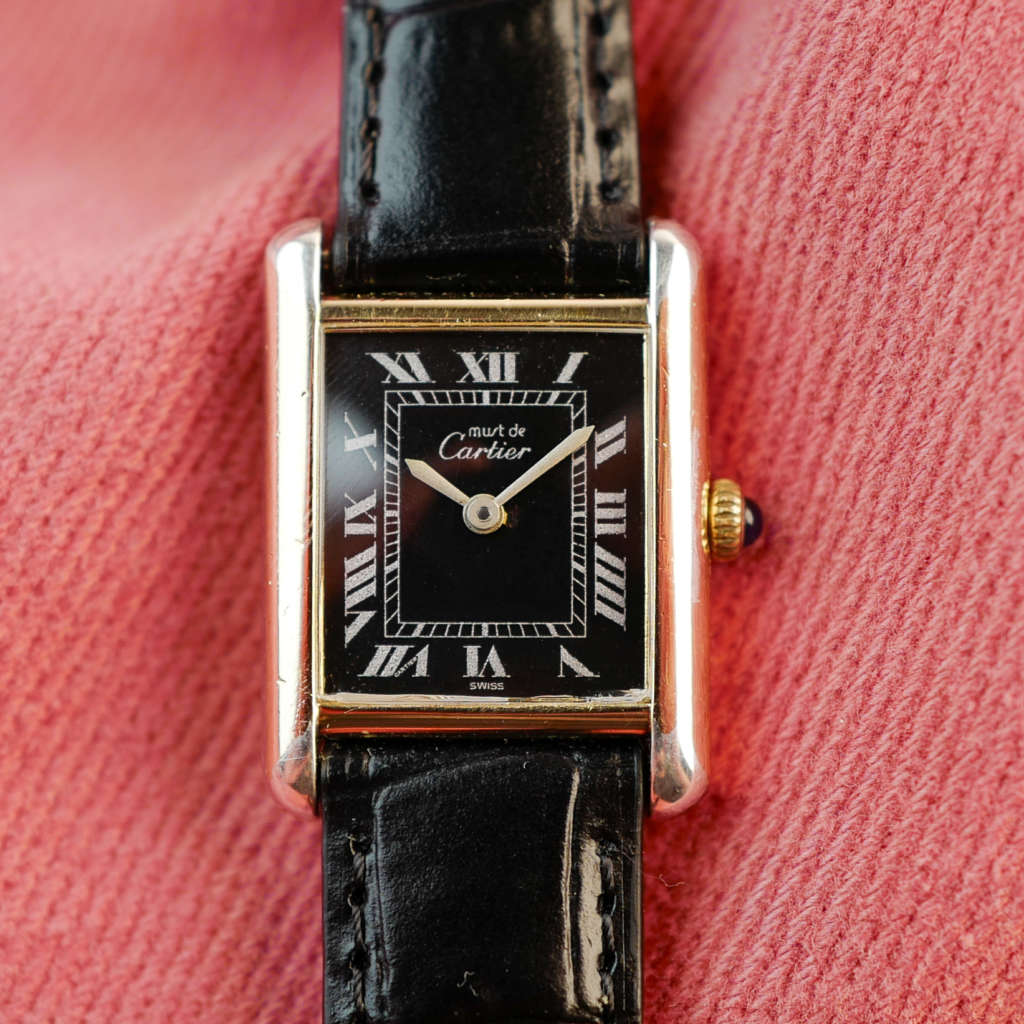 cafe noir les montres cartier tank must vintage pour femme dorée cadran noir mécanique manuelle_2