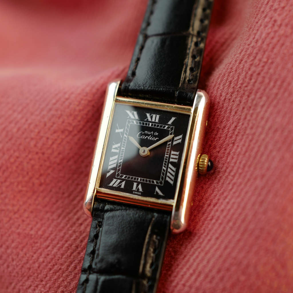 cafe noir les montres cartier tank must vintage pour femme dorée cadran noir mécanique manuelle