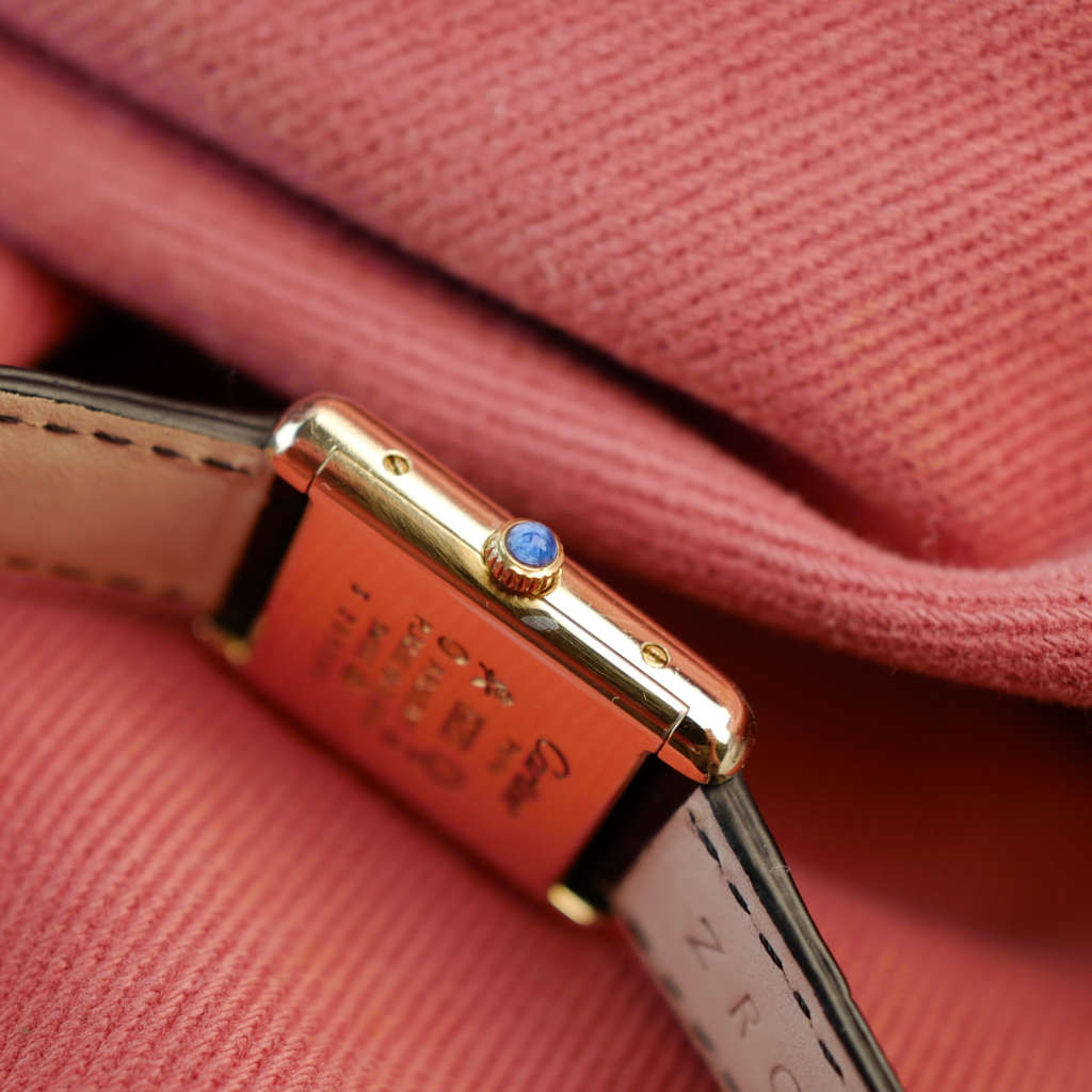 cafe noir les montres cartier tank must vintage pour femme dorée cadran noir mécanique manuelle