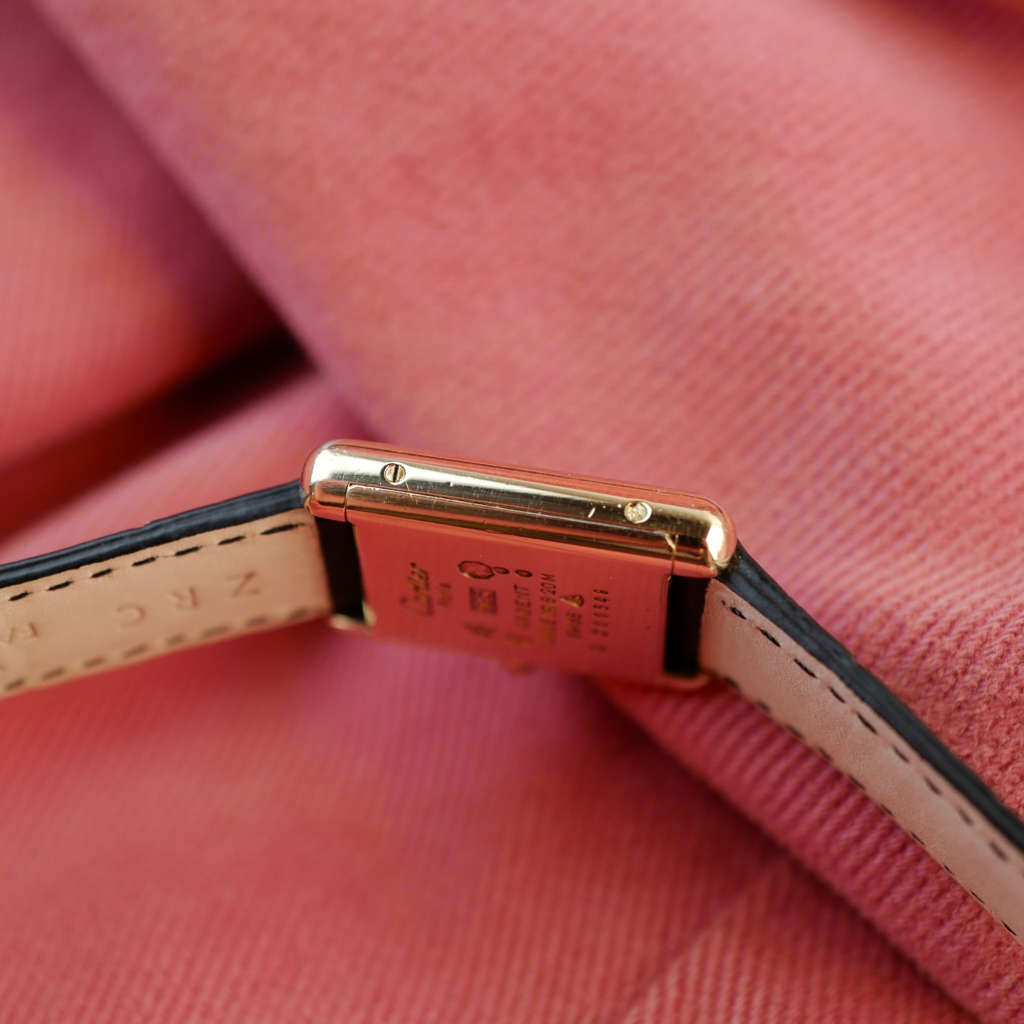 cafe noir les montres cartier tank must vintage pour femme dorée cadran noir mécanique manuelle