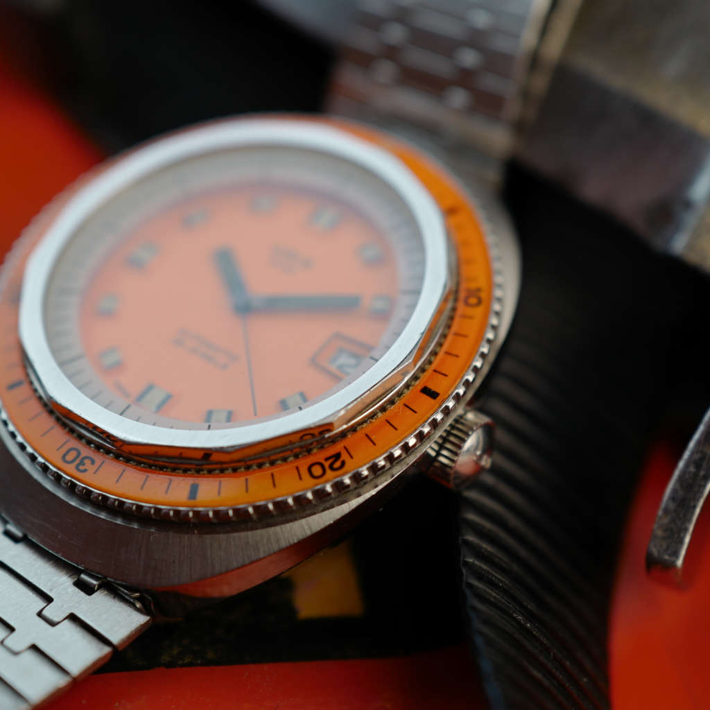 cafe noir les montres oris star montre rare de plongée années 1970 orange vif bakelite verre saphir 60 atmos squale_1