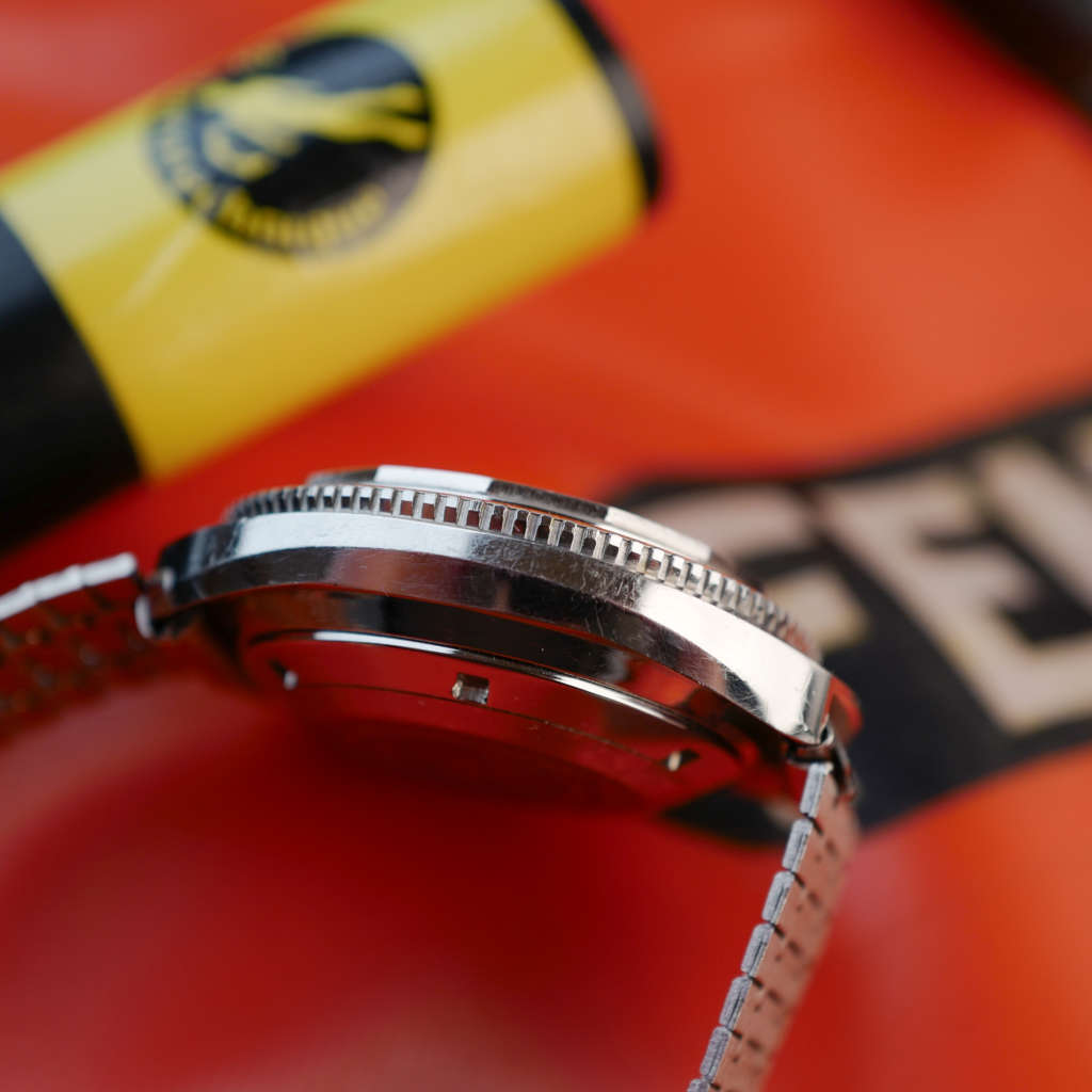 cafe noir les montres oris star montre rare de plongée années 1970 orange vif bakelite verre saphir 60 atmos squale_1