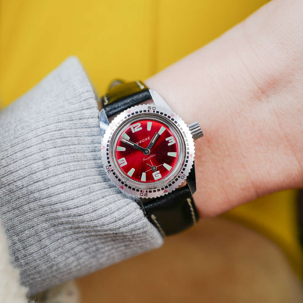 cafe noir les montres vintage horloger marseille mini montre submariner cadran rouge mecanique pour femme aurore_2 cafe noir les montres vintage horloger marseille mini montre submariner cadran rouge mécanique pour femme aurore