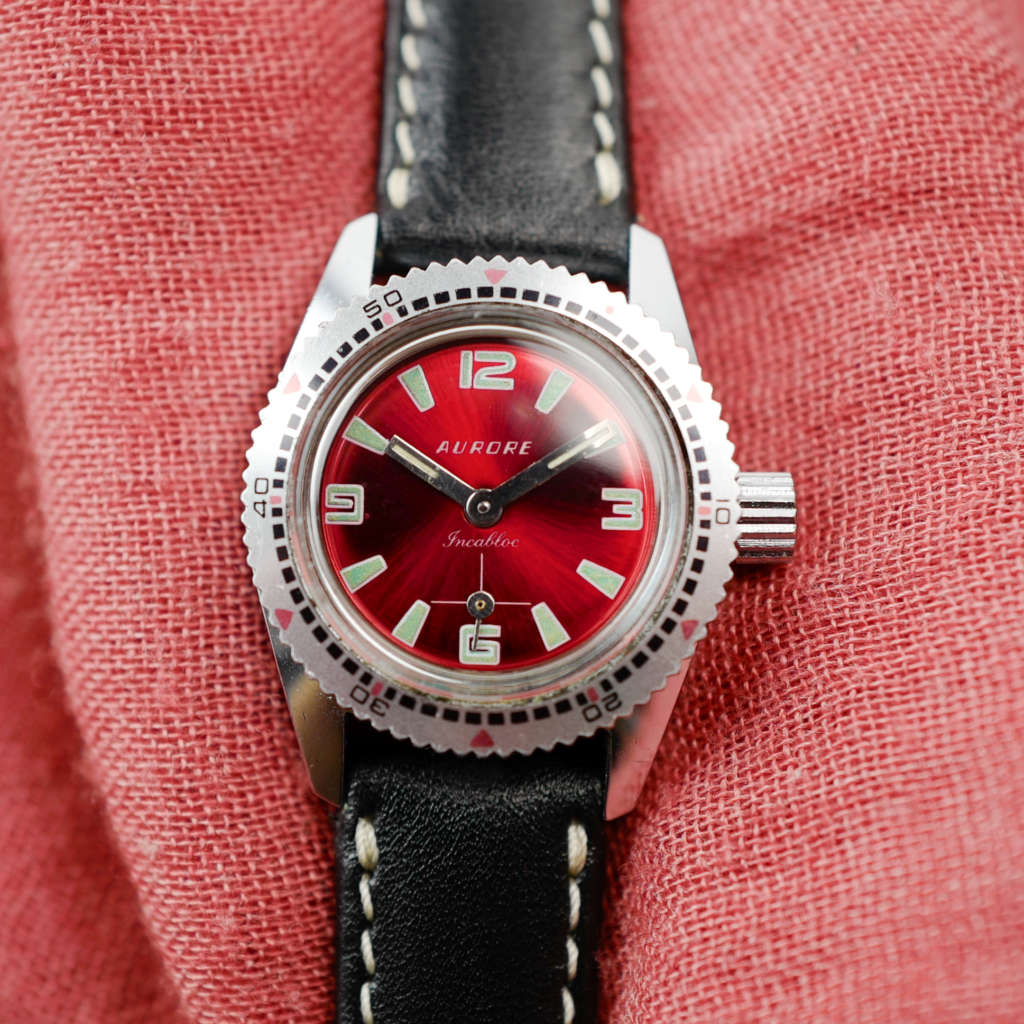 cafe noir les montres vintage horloger marseille mini montre submariner cadran rouge mecanique pour femme aurore_3 cafe noir les montres vintage horloger marseille mini montre submariner cadran rouge mécanique pour femme aurore
