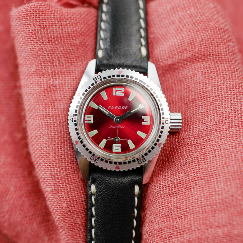 cafe noir les montres vintage horloger marseille mini montre submariner cadran rouge mecanique pour femme aurore_4 cafe noir les montres vintage horloger marseille mini montre submariner cadran rouge mécanique pour femme aurore