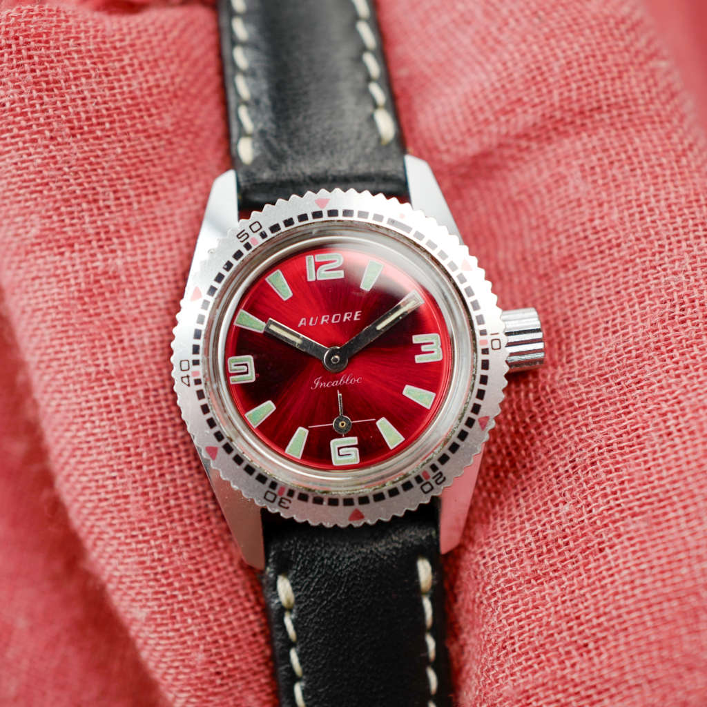 cafe noir les montres vintage horloger marseille mini montre submariner cadran rouge mecanique pour femme aurore_5 cafe noir les montres vintage horloger marseille mini montre submariner cadran rouge mécanique pour femme aurore