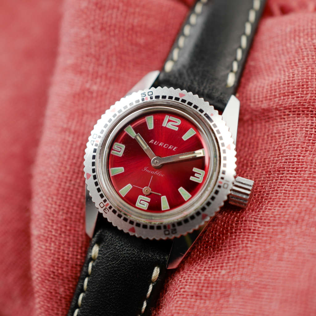 cafe noir les montres vintage horloger marseille mini montre submariner cadran rouge mecanique pour femme aurore_6 cafe noir les montres vintage horloger marseille mini montre submariner cadran rouge mécanique pour femme aurore