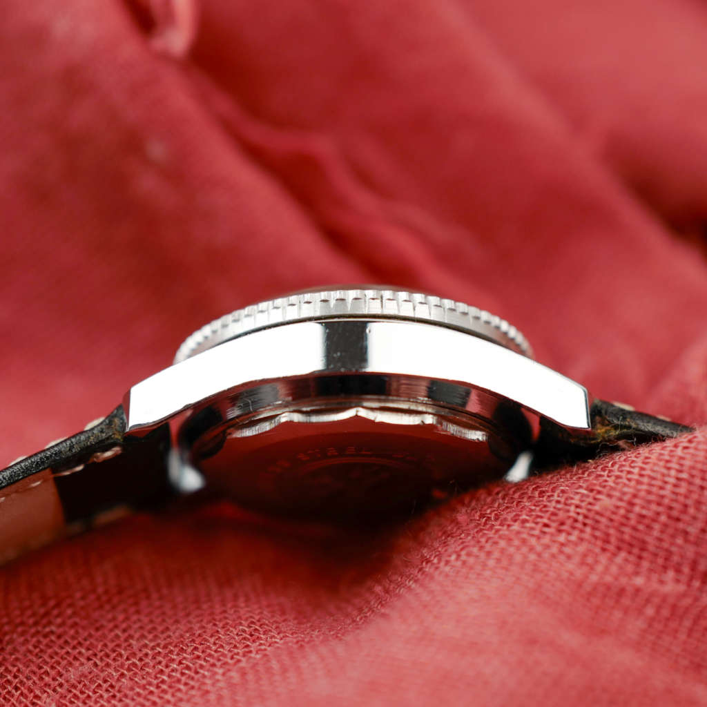 cafe noir les montres vintage horloger marseille mini montre submariner cadran rouge mecanique pour femme aurore_8 cafe noir les montres vintage horloger marseille mini montre submariner cadran rouge mécanique pour femme aurore