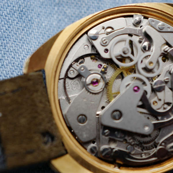 cafe noir les montres vintage provhor chronographe tachymètre or dorée vintage Valjoux 7734 date