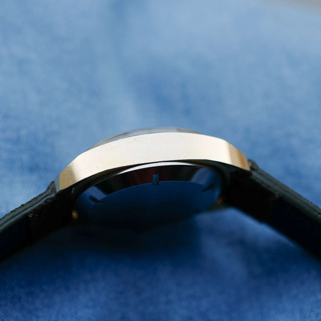 cafe noir les montres vintage provhor chronographe tachymètre or dorée vintage Valjoux 7734 date