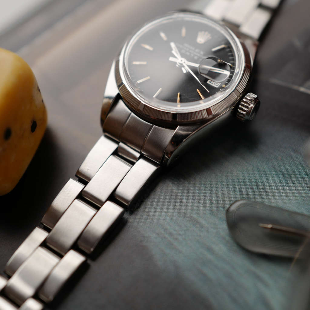 cafe noir les montres vintage horloger marseille montre rolex mini-Oyster Perpetual Date pour Femme cadran noir vintage 1972