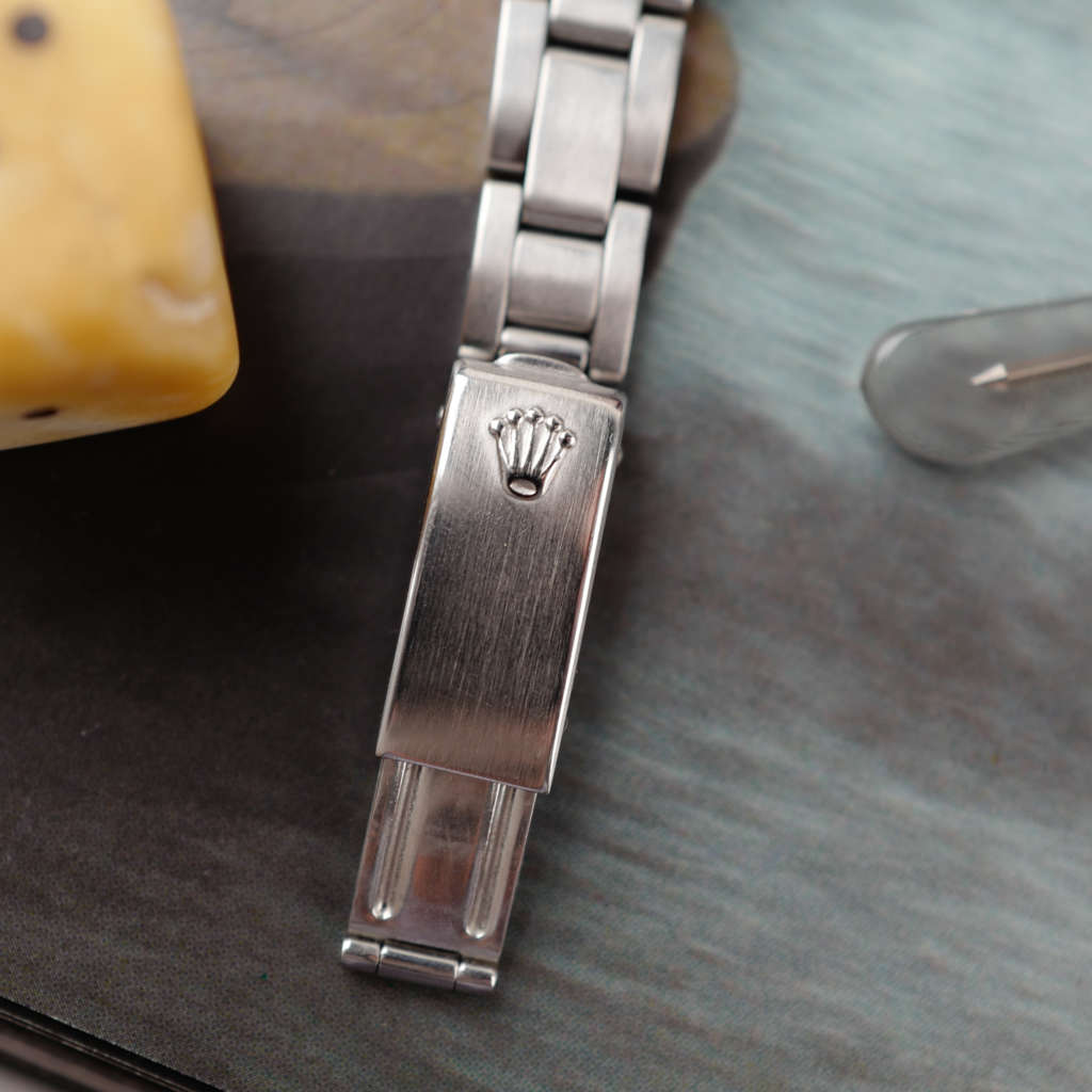 cafe noir les montres vintage horloger marseille montre rolex mini-Oyster Perpetual Date pour Femme cadran noir vintage 1972