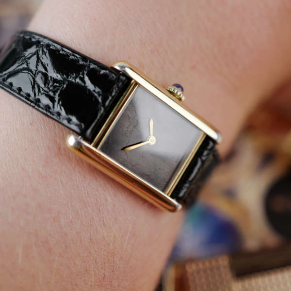 cafe noir les montres vintage horloger marseille montres cartier tank must vintage PM petit modele taille femme cadran noir laqué vintage