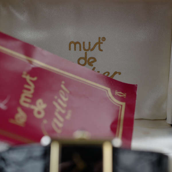cafe noir les montres vintage horloger marseille montres cartier tank must vintage PM petit modele taille femme cadran noir laqué vintage
