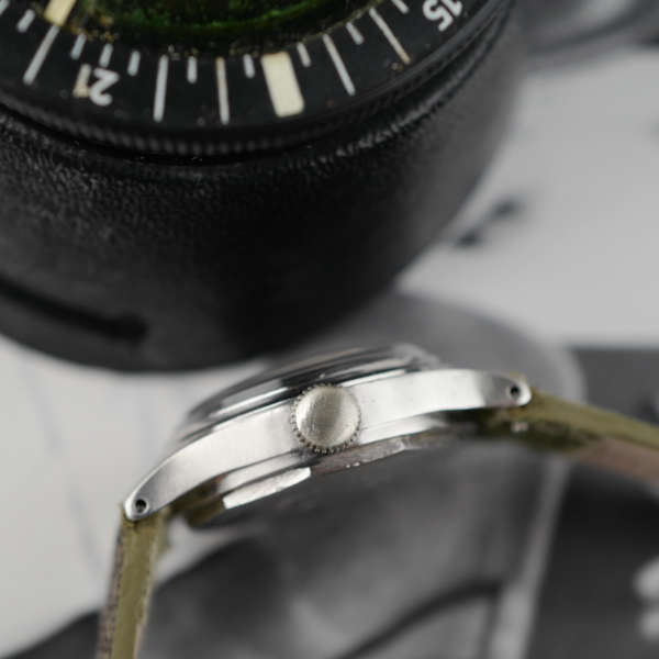 cafe noir les montres vintage horlogerie marseille vauban montre vintage record watch geneve militaire military