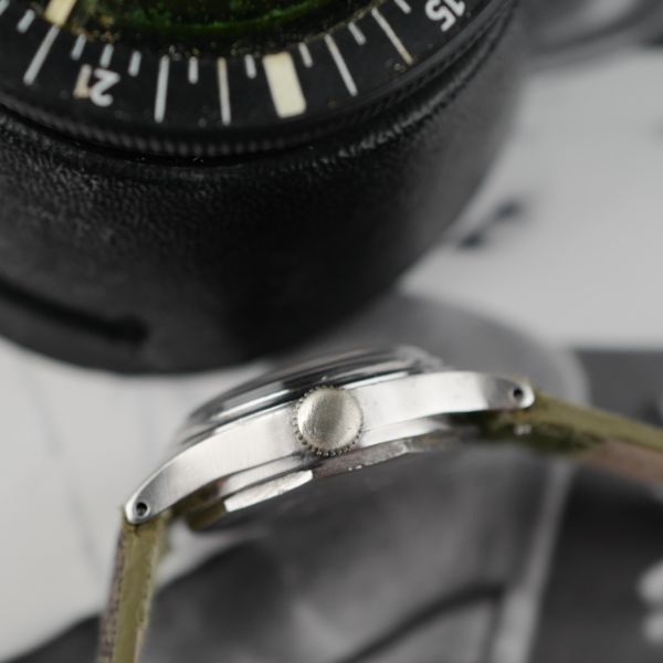 cafe noir les montres vintage horlogerie marseille vauban montre vintage record watch geneve militaire military_1